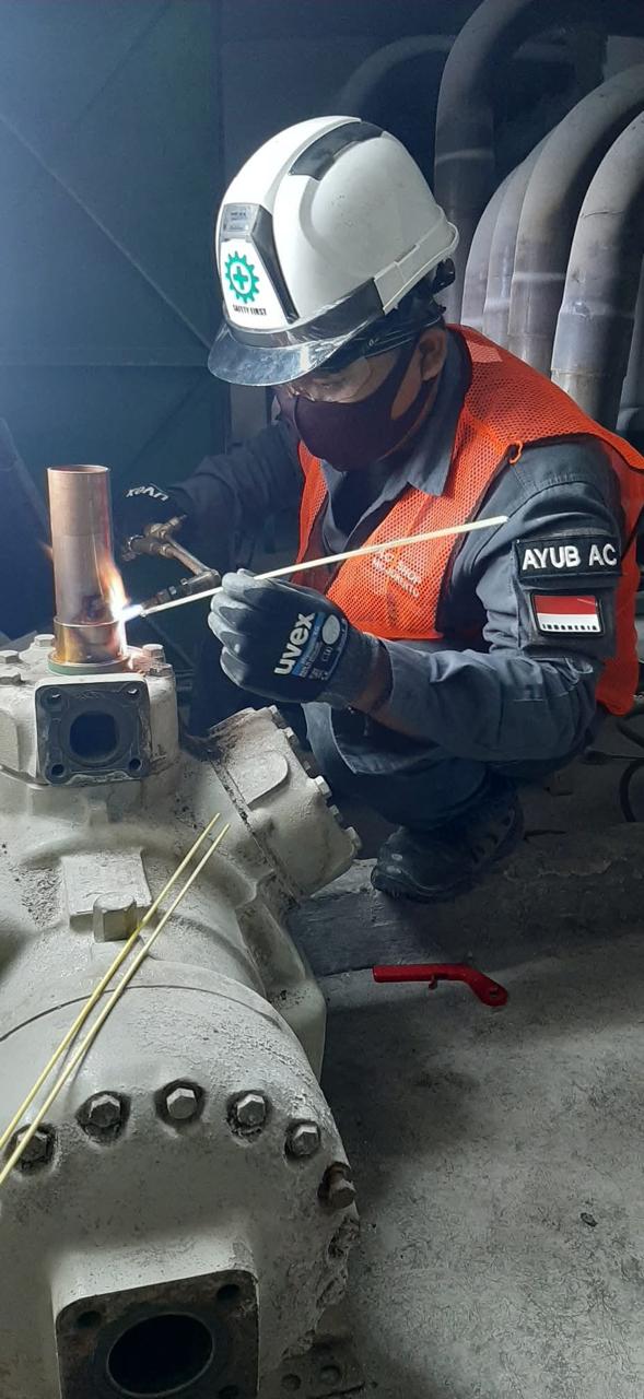 Pekerjaan teknisi pada unit AC industri